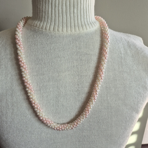 Jewelry - Elegant Pink and White Beaded Necklace